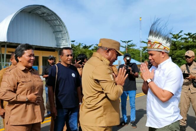 
					Penjabat Bupati Kepulauan Yapen, Welliam Manderi menyambut Pendeta Yandi Manobe di Bandar Udara Serui. (Dok Istimewa)