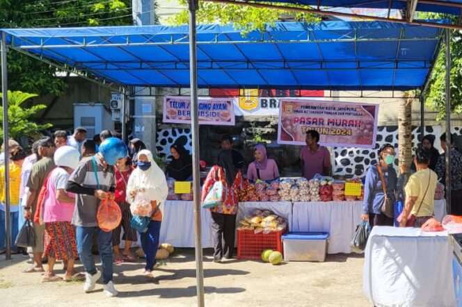 
					Warga antusias berbelanja di pasar murah Ramadan di Kelurahan Kota Baru, Distrik Abepura, Kota Jayapura, Papua, Selasa 26 Maret 2024. (KabarPapua.co/Imelda)