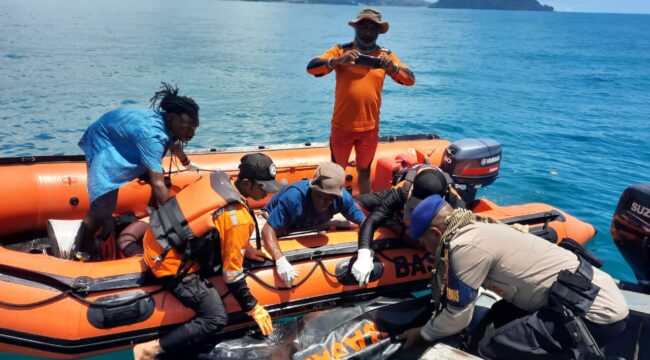 SAR Jayapura dan Polairud Polda Papua mengevakuasi jasad Melianus Duwitau yang hilang terseret ombak di Pantai Holtekamp, Rabu 27 Maret 2024. (Dok SAR Jayapura)