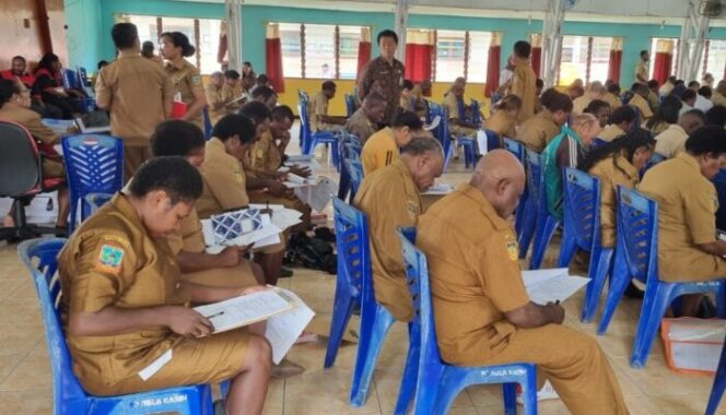 
					Peserta ujian kenaikan pangkat dan penyesuaian ijazah di Nabire, Papua Tengah. (Dok Pemprov Papua Tengah)