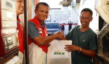 Executive General Manager Pertamina Patra Niaga Regional Papua Maluku, Sunardi berbagi berkah dengan pengendara di SPBU Nabire. (Dok Pertamina)