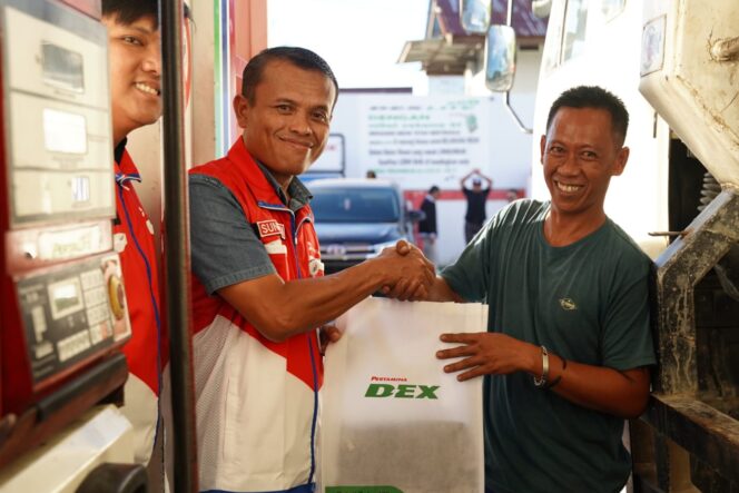 
					Executive General Manager Pertamina Patra Niaga Regional Papua Maluku, Sunardi berbagi berkah dengan pengendara di SPBU Nabire. (Dok Pertamina)