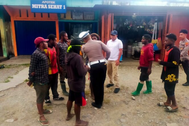 
					Aparat Polres Jayawijaya memeriksa sekaligus mengimbau warga untuk tidak membawa senjata tajam di Kota Wamena, Jumat 29 Maret 2024. (Dok Polda Papua)