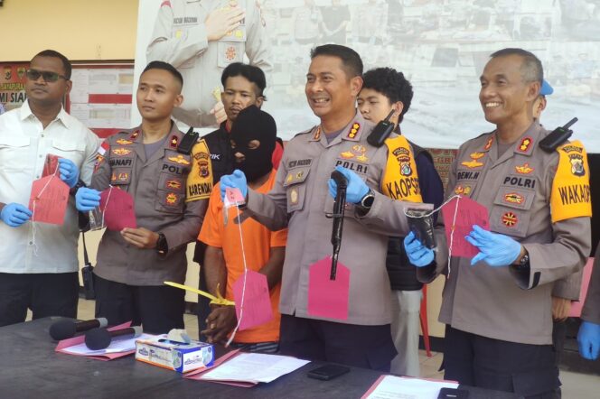
					Kapolresta Jayapura Kota, Kombes Pol Victor Dean Mackbon menunjukan senpi rakitan milik WAN PNG hasil barter ganja, Sabtu 30 Maret 2024. (Dok Humas Polresta)