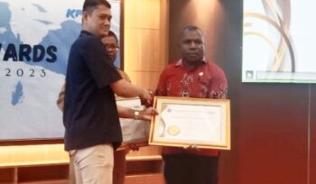 Kepala KPPN Jayapura, Unggul Budi Susilo saat menyerahkan penghargaan kepada Kepala DPMK Jayapura Eliza Yarusabra dalam KPPN Award Semester II Tahun 2023. (KabarPapua.co/Alan Youwe)