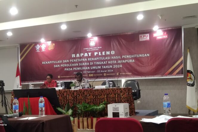 
					Ketua KPU Kota Jayapura, Oktovianus Injama saat pleno rekapitulasi suara tingkat kota, Rabu 13 Maret 2024. (KabarPapua.co/Natalya Yoku)