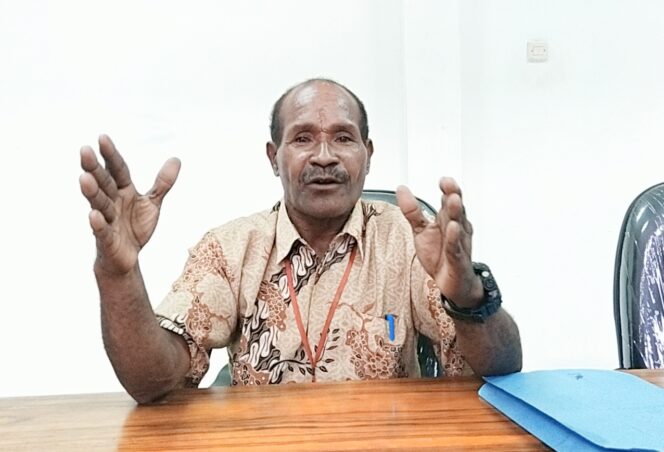 
					Ketua Asosiasi Karyawan Karyawati Papua (AKKP), Benny Yoseph Suebu. (KabarPapua.co/Alan Youwe)