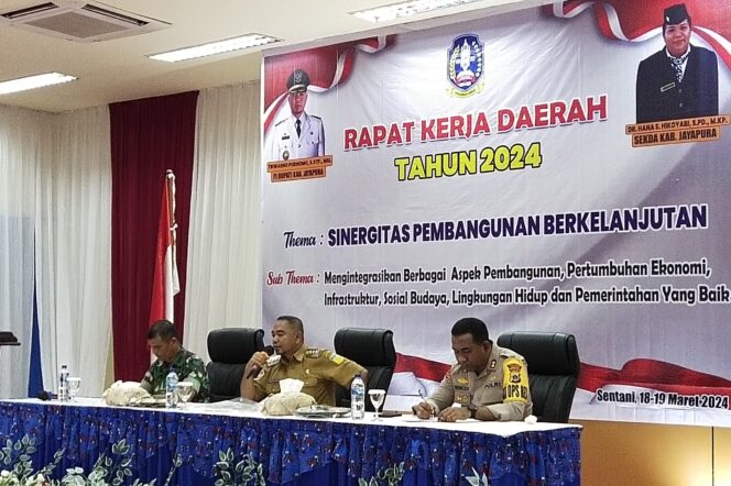 
					Penjabat Bupati Jayapura, Triwarno Purnomo memimpin Rakerda 2024. (KabarPapua.co/Alan Youwe)