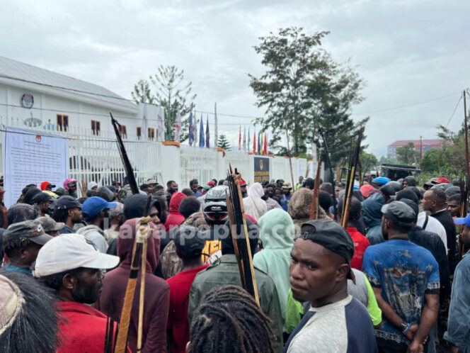
					Unjuk rasa di KPU Jaywijaya. (KabarPapua.co/Stefanus Tarsi)