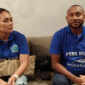 Manajer PSBS Biak Yan Permenas Mandenas didampingi sang istri, saat memberikan keterangan pers di Kota Jayapura. (KabarPapua.co/Natalya Yoku)