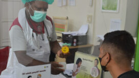 Pemeriksaan sampel dahak adalah salah satu metode screening dan monitoring pencegahan penyakit TB.  (Foto: PTFI)