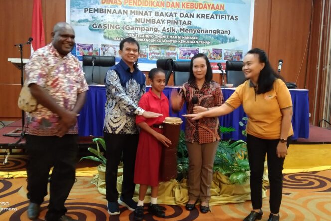 
					
Asisten II Setda Kota Jayapura, B. Widi Hartanti membuka kegiatan pembelajaran metode Gasing, Sabtu 2 Maret 2024. (KabarPapua.co/Natalya Yoku)