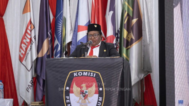 
					Penjabat Gubernur Papua Tengah,  Ribka Haluk saat pembukaan rapat rekapitulasi suara pemilu 2024. 