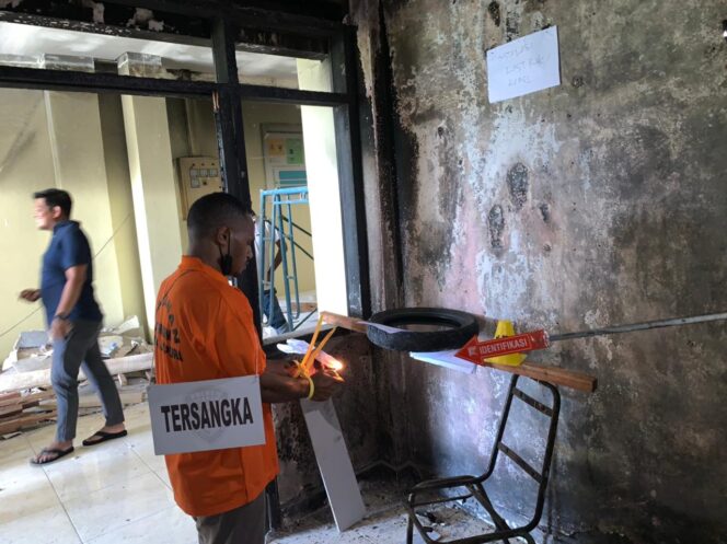 
					Rekonstruksi pembakaran gedung A Kantor Bupati Jayapura. (Foto: Polda Papua)