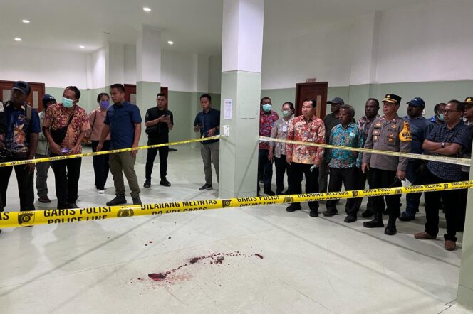
					Penjabat Bupati Jayawijaya, Sumule Tumbo melihat lokasi pembunuhan pasien di ruang IGD RSUD Wamena, Rabu 13 Maret 2024. (KabarPapua.co/Stefanus Tarsi)