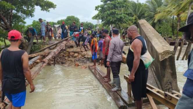 
					Polri, TNI dan masyarakat di Kabupaten Merauke kolaborasi memperbaiki jembatan putus akibat cuaca eksrem, Kamis 14 Maret 2024. (Dok Polda Papua)