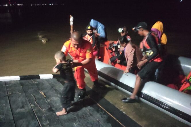 
					Tim SAR mengevakuasi penumpang longboat yang mengalami mati mesin di Muara Pomat Asmat. (Dok SAR)