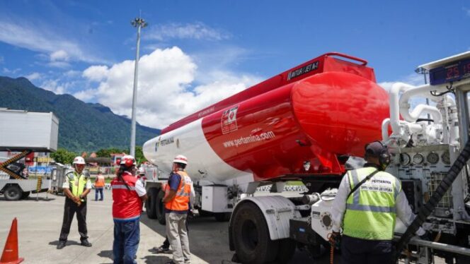 
					Pertamina Patra Niaga Regional Papua Maluku cek kesiapan avtur di Bandara Sentani Jayapura. Foto: Pertamina Papua