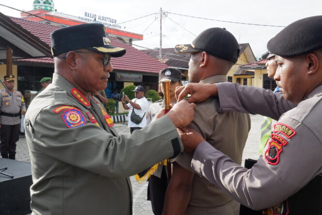 
					Penjabat Bupati Kepulauan Yapen, Welliam Manderi menyematkan tanda peserta Operasi Ketupat, Rabu 3 April 2024. (KabarPapua.co/Ainun Faathirjal)