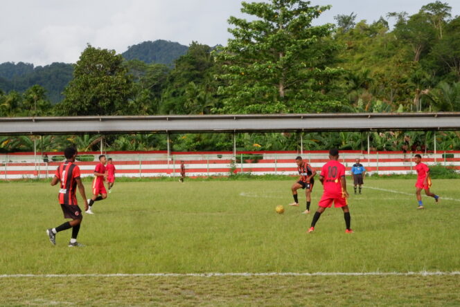 
					Partai final turnamen sepak bola di Kepulauan Yapen, Papua. (KabarPapua.co/Ainun Faathirjal)