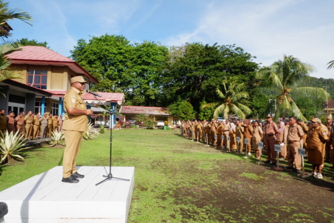 
					Penjabat Bupati Kepulauan Yapen, Welliam Manderi saat memimpin apel gabungan ASN usai libur Lebaran, Selasa 16 April 2024. (KabarPapua.co/Ainun Faathirjal)