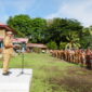 Penjabat Bupati Kepulauan Yapen, Welliam Manderi saat memimpin apel gabungan ASN usai libur Lebaran, Selasa 16 April 2024. (KabarPapua.co/Ainun Faathirjal)