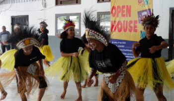 Siswa SKBB menampilkan tari khas Papua dalam open house, Sabtu 27 April 2024. (KabarPapua.co/Ainun Faathirjal)