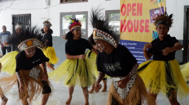 Siswa SKBB menampilkan tari khas Papua dalam open house, Sabtu 27 April 2024. (KabarPapua.co/Ainun Faathirjal)