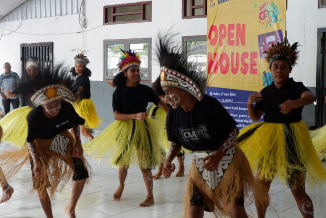 
					Siswa SKBB menampilkan tari khas Papua dalam open house, Sabtu 27 April 2024. (KabarPapua.co/Ainun Faathirjal)