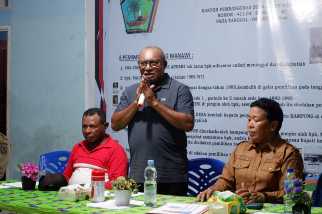 
					Penjabat Bupati Kepulauan Yapen, Welliam Manderi membuka lomba pidato bahasa Manawi, Senin 29 April 2024. (KabarPapua.co/Ainun Faathirjal)
