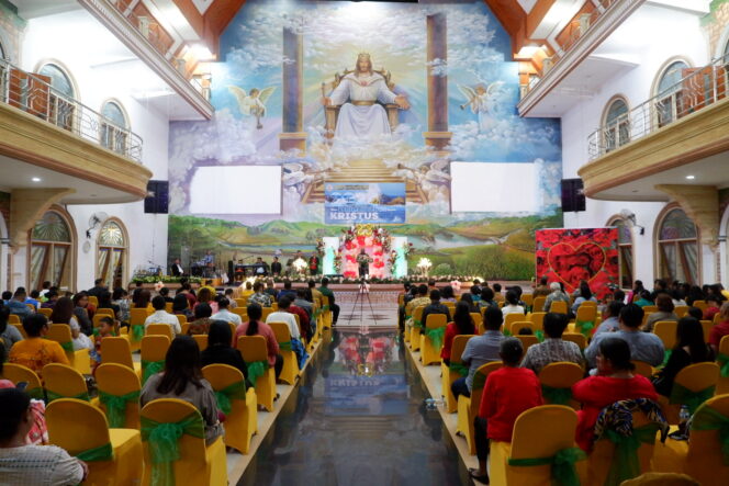 
					Suasana Ibadah syukur HUT ke-23 GBI Filadelfia Serui, Kepulauan Yapen, Papua. (KabarPapua.co/Ainun Faathirjal)