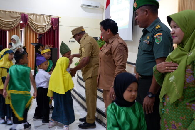 
					Penjabat Bupati Kepulauan Yapen, Welliam Manderi menyalami anak-anak TK Muslimat NU Serui dalam Harlah ke-78, Selasa 30 April 2024. (KabarPapua.co/Ainun Faathirjal)