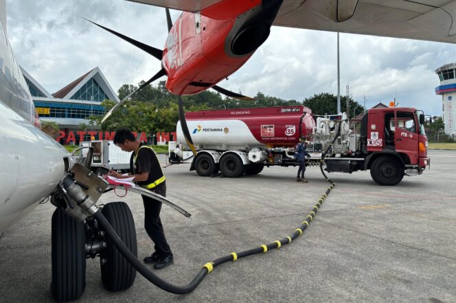 
					Aviation Fuel Terminal (AFT) Pattimura Ambon melakukan pengisian avtur untuk transportasi udara. (Dok Pertamina)