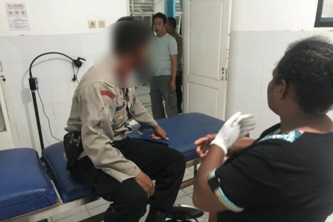 
					Anggota Polsek Skanto, Keerom Aiptu Imam Basori mendapat perawatan medis akibat luka bacok pada kepala. (Dok Polda Papua)