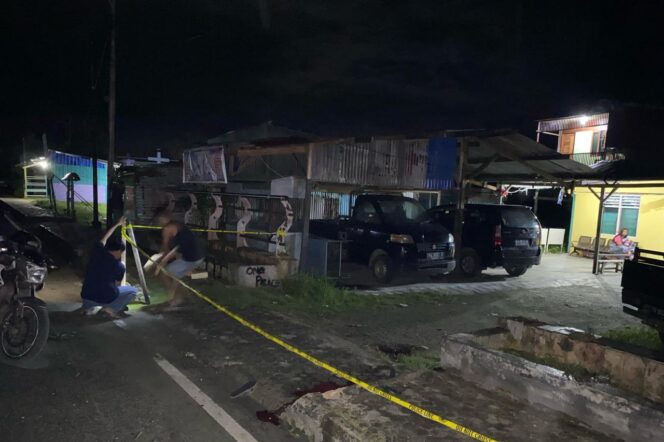 
					Polisi memasang garis polisi di kokasi kecelakaan tunggal yang merenggut tiga nyawa di Kabupaten Supiori, Rabu 3 April 2024. (Dok Polda Papua)
