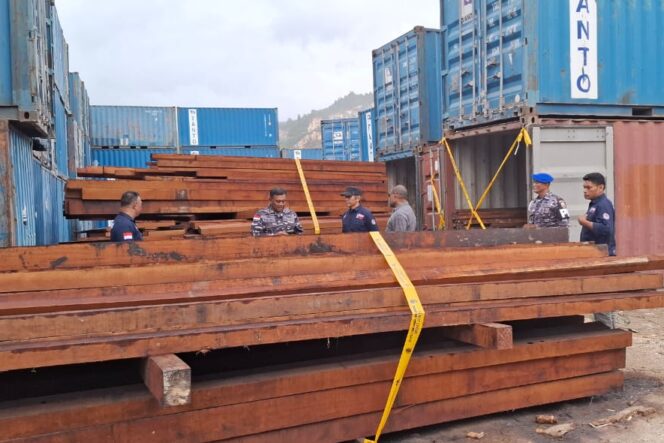 
					Lantamal X Jayapura mengamankan 3.000 batang kayu ilegal di Terminal Kontainer Depo Tanto Hamadi, Kota Jayapura, Papua. (KabarPapua.co/Istimewa)