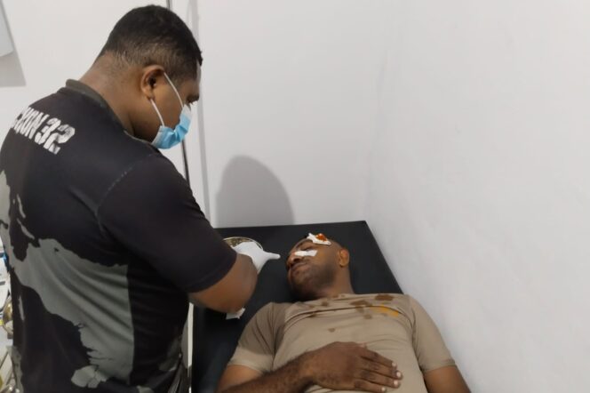 
					Seorang polisi yang menjadi korban lemparan batu saat mengawal demo di Kota Jayapura mendapat perawatan medis, Selasa 2 April 2024. (Dok Humas Polresta)
