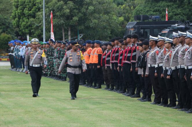 
					Wakapolda Papua, Brigjen Pol Petrus Patrige Rudolf Renwarin mengecek kesiapan pasukan pengamanan Lebaran 2024. (Dok Polda Papua)