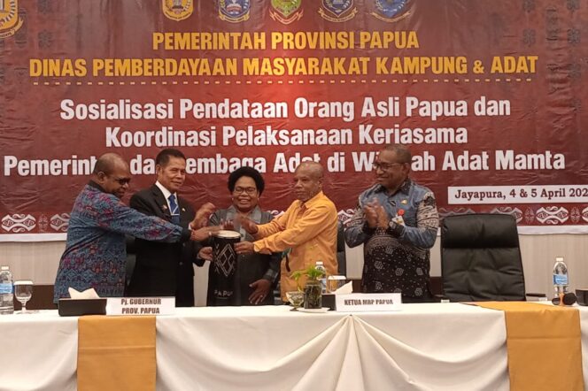 
					Penjabat Gubernur Papua, Ridwan Rumasukun saat membuka sosialisasi pendataan orang asli Papua, Kamis 4 April 2024. (KabarPapua.co/Natalya Yoku)