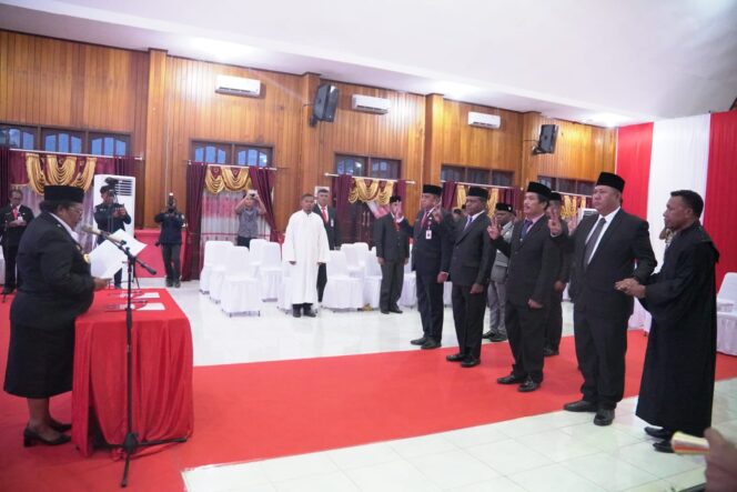 
					Penjabat Gubernur Papua Tengah, Ribka Haluk melantik 7 pejabat definitif eselon II, Jumat 5 April 2024. (Dok Pemprov Papua Tengah)