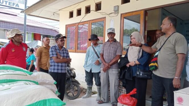 
					Penjabat Wali Kota Jayapura, Frans Pekey saat menyerahkan bantuan sembako untuk korban kebakaran di Pasar Youtefa, Sabtu 6 April 2024. (KabarPapua.co/Natalya Yoku)