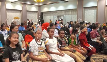 Antusias siswa mengikuti Festival Tunas Bahasa Ibu di Kota Jayapura, Rabu 17 April 2024. (KabarPapua.co/Natalya Yoku)