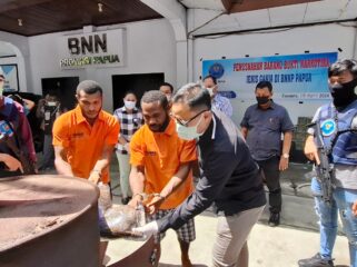 Dua pemuda penyelundup ganja saat memusnahkan barang bukti di halaman Kantor BNNP Papua, Jumat 19 April 2024. (KabarPapua.co/Imelda)