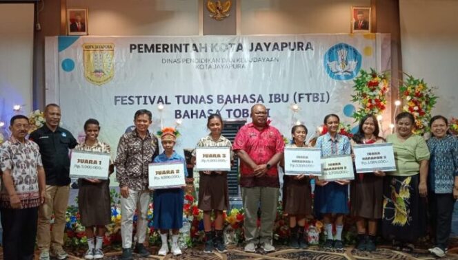 
					Penjabat Sekda Kota Jayapura, Roby Kepas Awi foto bersama pada juara usai menutup Festival Tunas Bahasa Ibu 2024. (KabarPapua.co/Natalya Yoku)