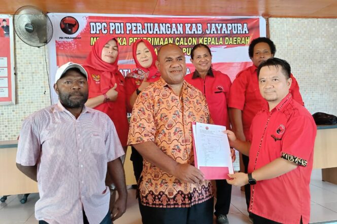 
					Ted Mokay saat mengambil formulir Calon Bupati di Sekretariat DPC PDIP Jayapura, Senin 22 April 2024. (KabarPapua.co/Alan Youwe)