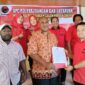Ted Mokay saat mengambil formulir Calon Bupati di Sekretariat DPC PDIP Jayapura, Senin 22 April 2024. (KabarPapua.co/Alan Youwe)