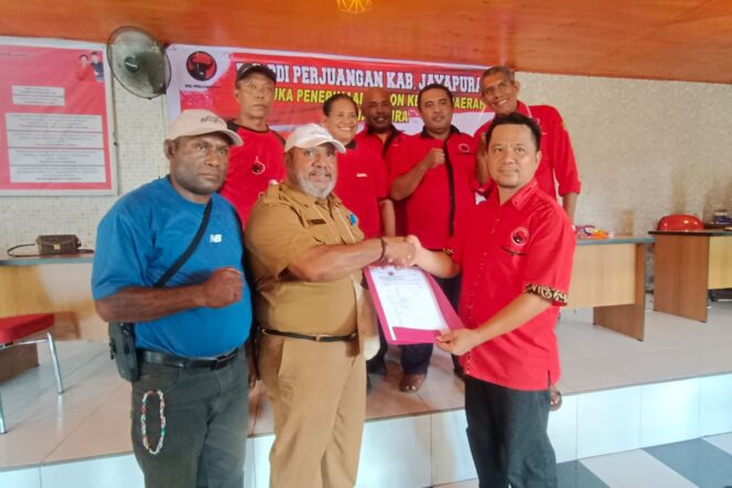 
					John Wicklif Tegay mengenakan seragam ASN saat mengambil formulir Calon Bupati Jayapura di DPC PDIP, Selasa 23 April 2024. (KabarPapua.co/Alan Youwe)