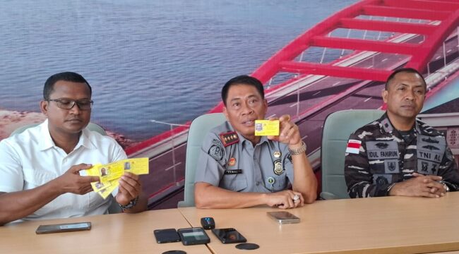 Kepala Kantor Imigrasi Kelas I TPI Jayapura, Muhammad Akmal menunjukkan pas lintas batas PNG palsu, Rabu 24 April 2024. (KabarPapua.co/Imelda)