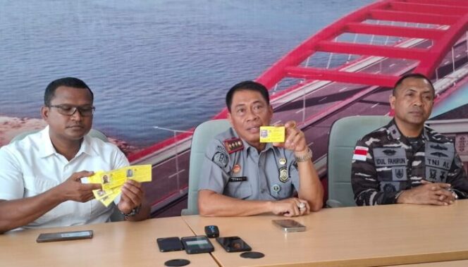 
					Kepala Kantor Imigrasi Kelas I TPI Jayapura, Muhammad Akmal menunjukkan pas lintas batas PNG palsu, Rabu 24 April 2024. (KabarPapua.co/Imelda)