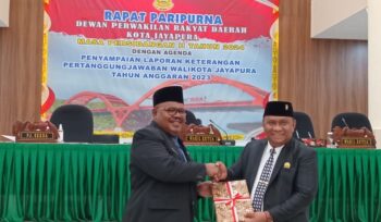 Penjabat Sekda Kota Jayapua, Roby Kepas Awi menyerahkan LKPJ 2023 dalam sidang paripurna DPRD, Jumat 26 April 2024. (KabarPapua.co/Natalya Yoku)